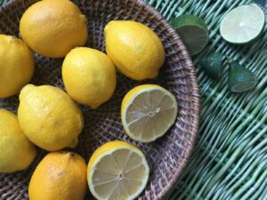 citron jaune utilisé pour nettoyer le broux